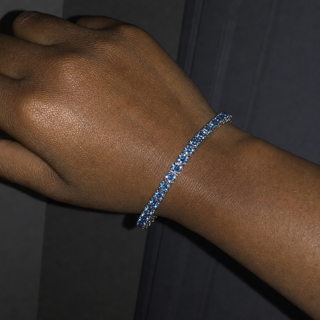 【Ice170】Blue Moissanite Tennis Chain Braceletを着用したY2Kデジカメ風の自然なUGC画像