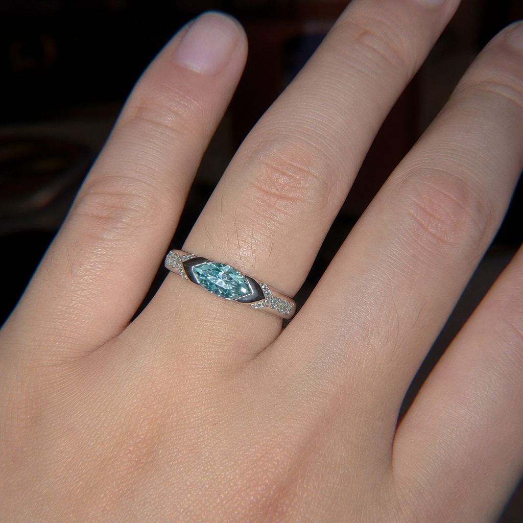 【Ice171】Bule Moissanite Ringを着用したY2Kデジカメ風の自然なUGC画像