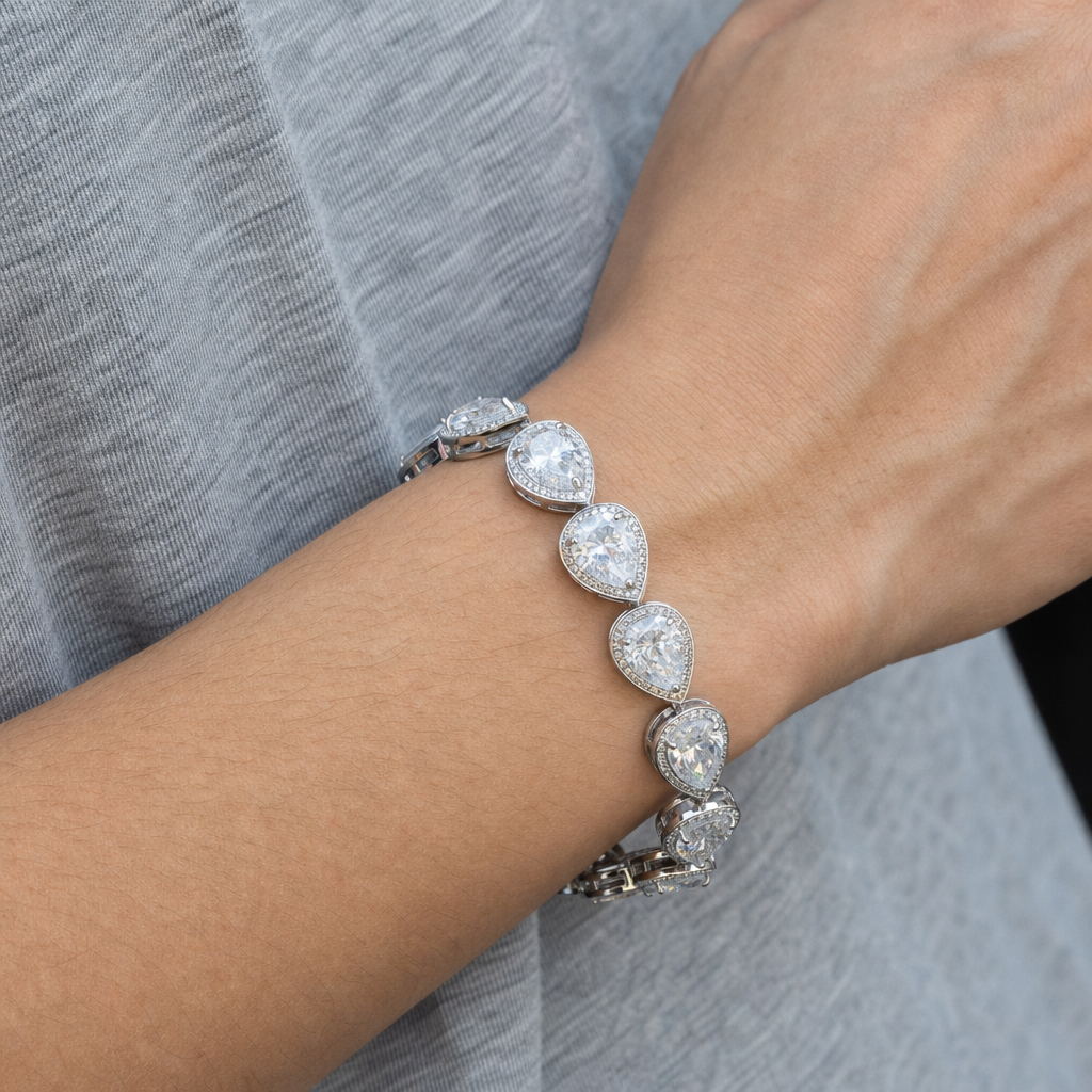 【Ice172】Luxury Tears Braceletを着用した自然なUGC画像