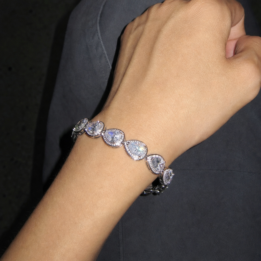 【Ice172】Luxury Tears Braceletを着用したY2Kデジカメ風の自然なUGC画像