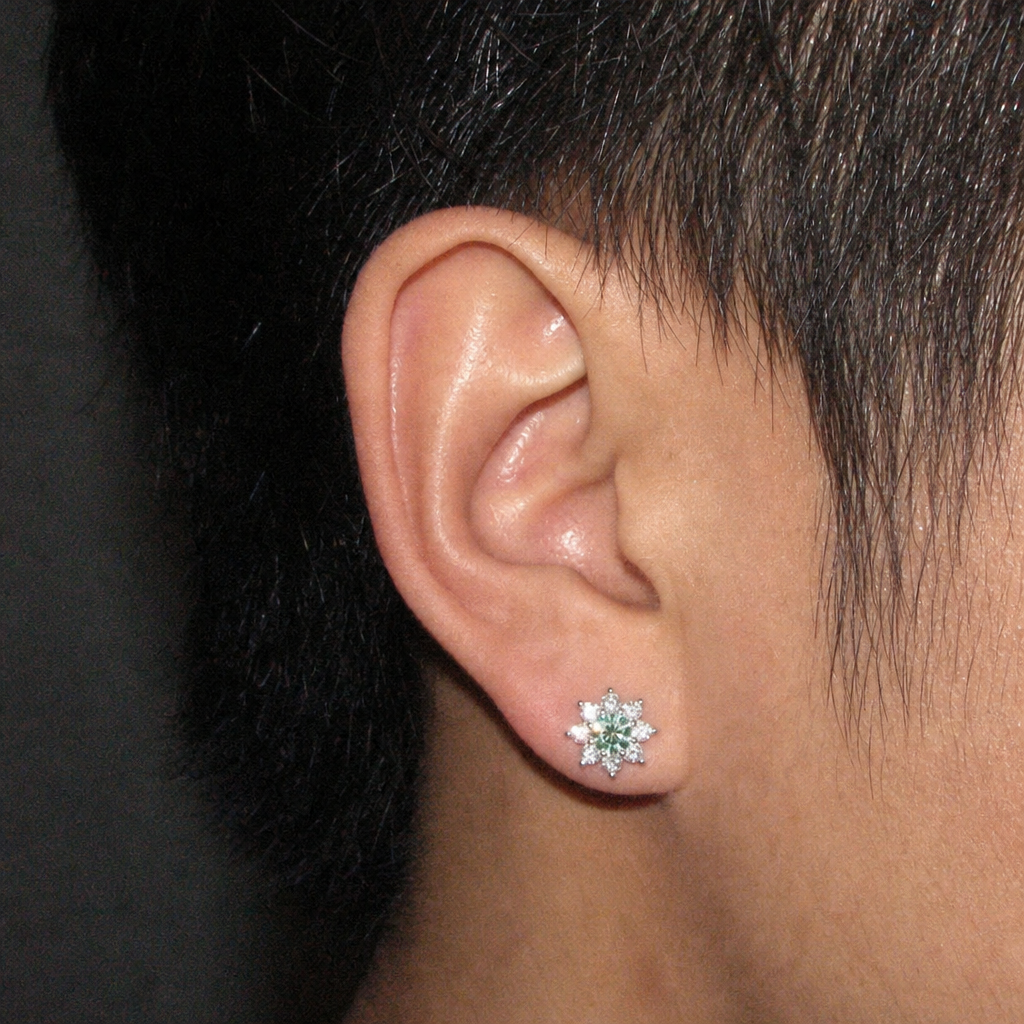 【Ice176】Moissanite Flower Pierceを着用したY2Kデジカメ風の自然なUGC画像
