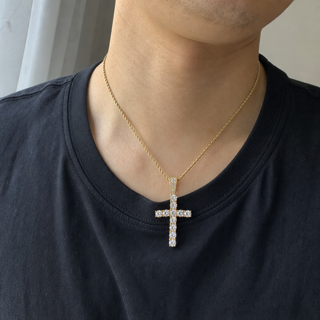 【Ice178】OG Cross Pendantを着用した自然なUGC画像