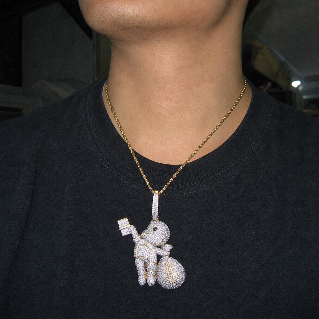 【Ice179】Money Boy Pendantを着用したY2Kデジカメ風の自然なUGC画像