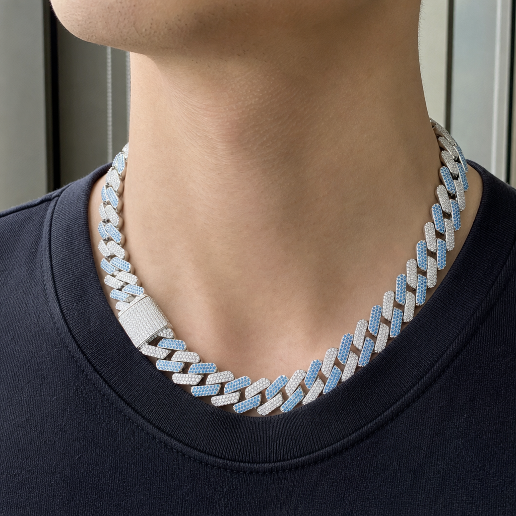 【Ice180】Bi-color Miami Cuban Chain Necklaceを着用した自然なUGC画像