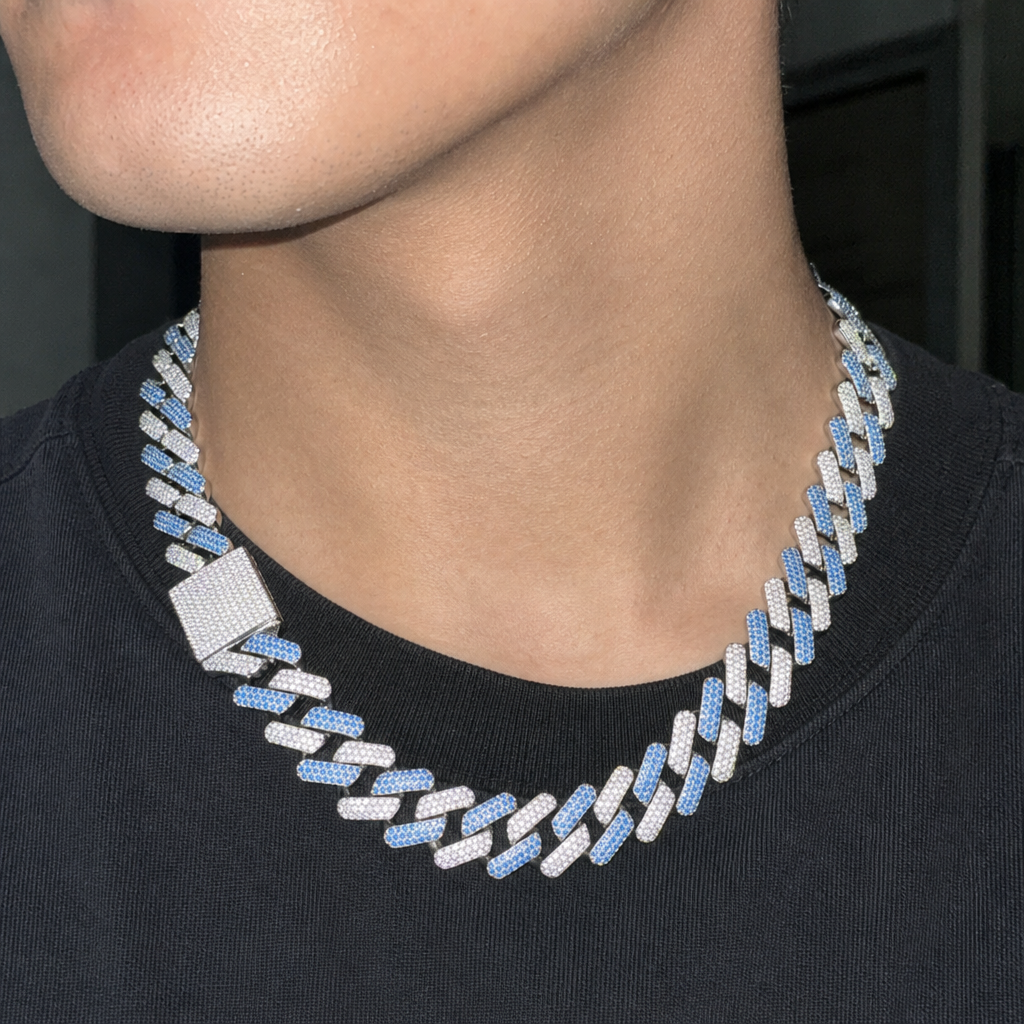 【Ice180】Bi-color Miami Cuban Chain Necklaceを着用したY2Kデジカメ風の自然なUGC画像