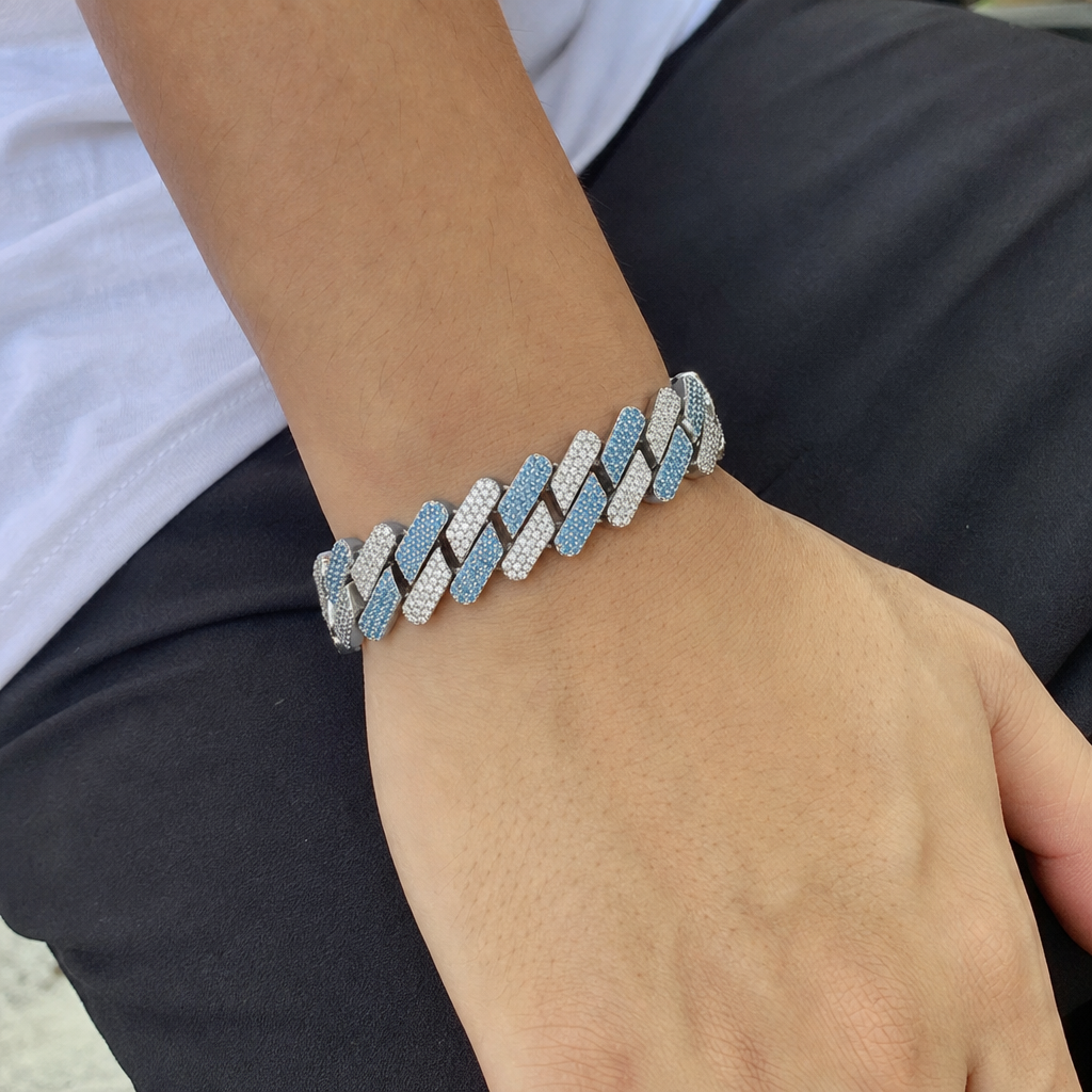 【Ice181】Bi-color Miami Cuban Chain Braceletを着用した自然なUGC画像