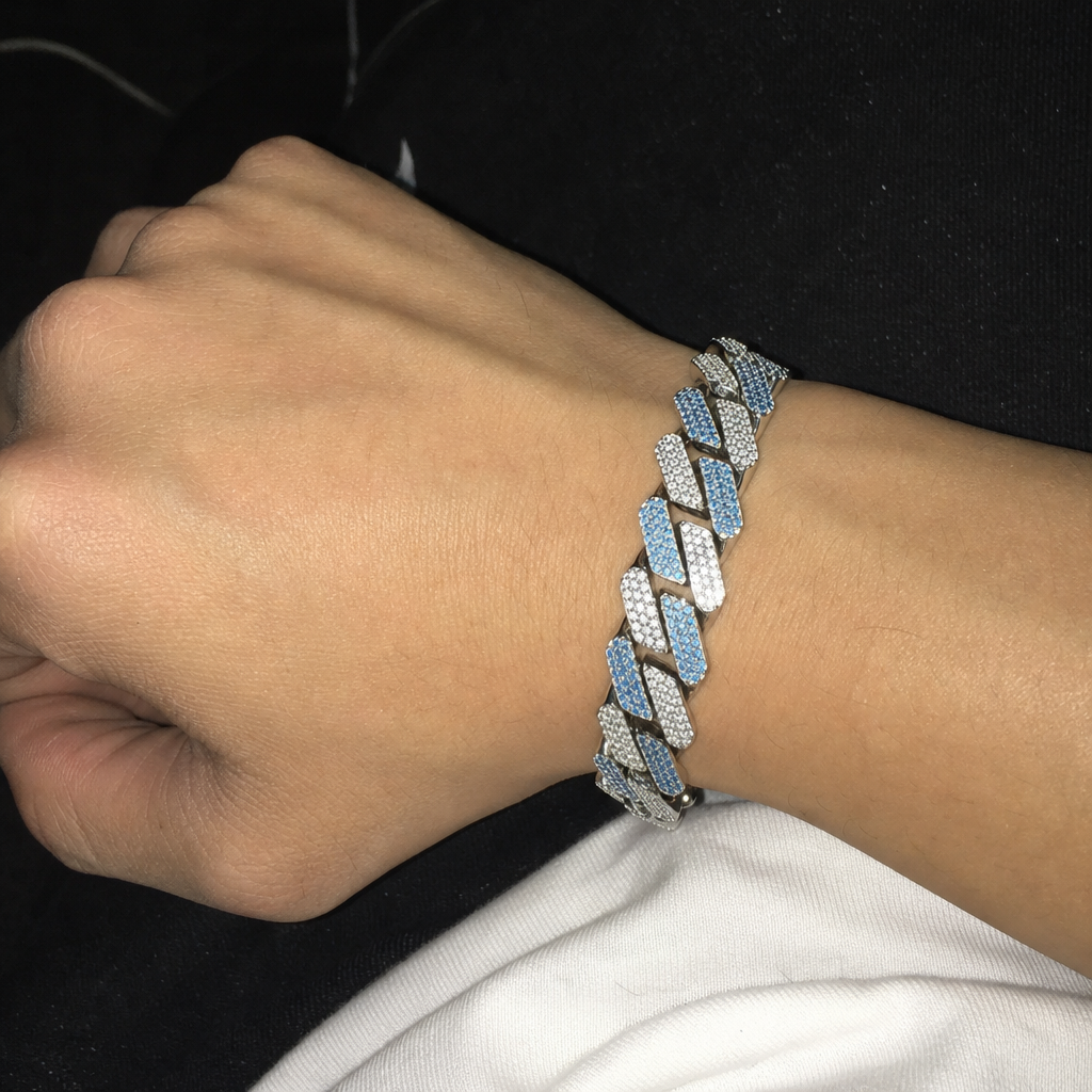 【Ice181】Bi-color Miami Cuban Chain Braceletを着用したY2Kデジカメ風の自然なUGC画像