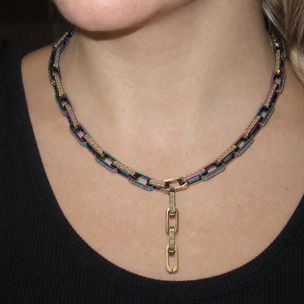 【Ice182】Hologram Link Chain Necklaceを着用したY2Kデジカメ風の自然なUGC画像