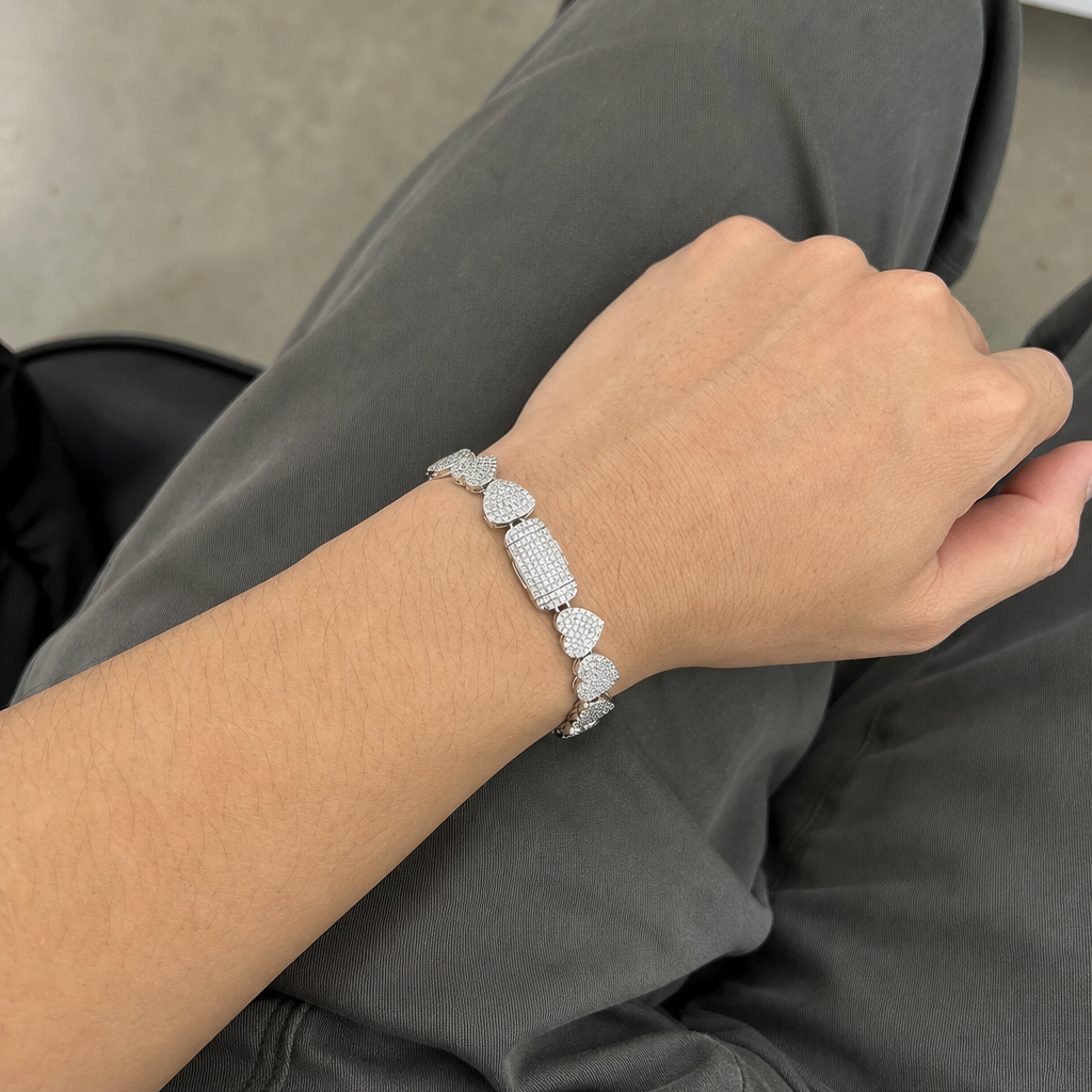 【Ice184】Love Core Chain Braceletを着用した自然なUGC画像