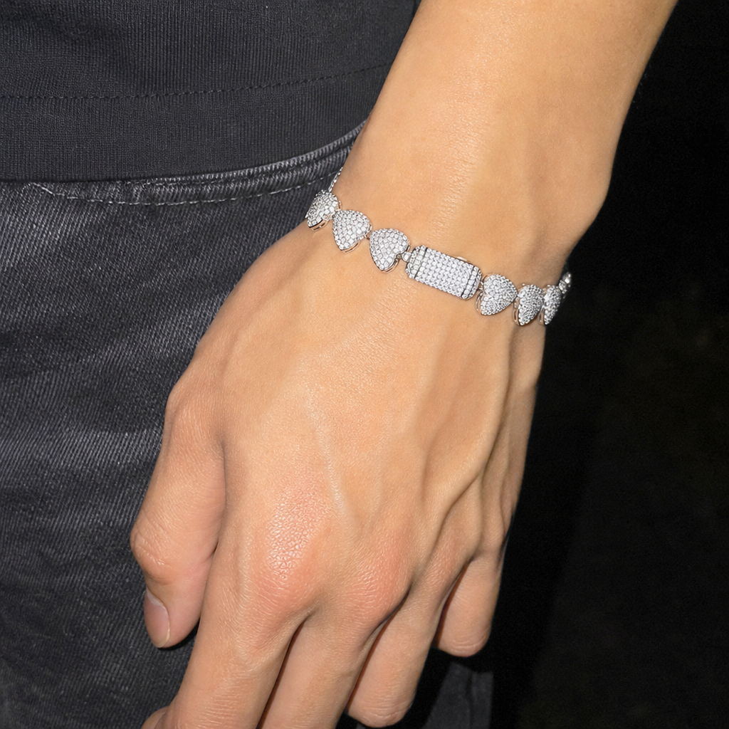 【Ice184】Love Core Chain Braceletを着用したY2Kデジカメ風の自然なUGC画像