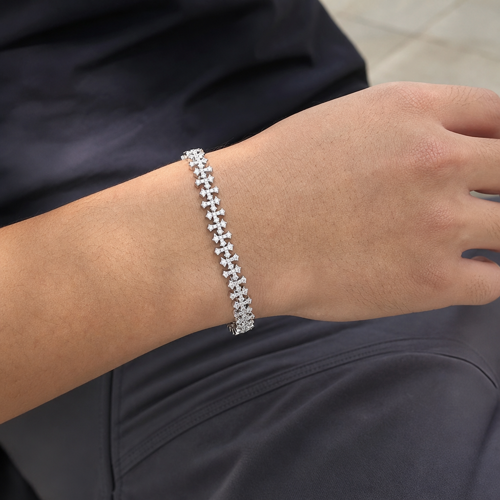 【Ice185】Chains Cross Braceletを着用した自然なUGC画像