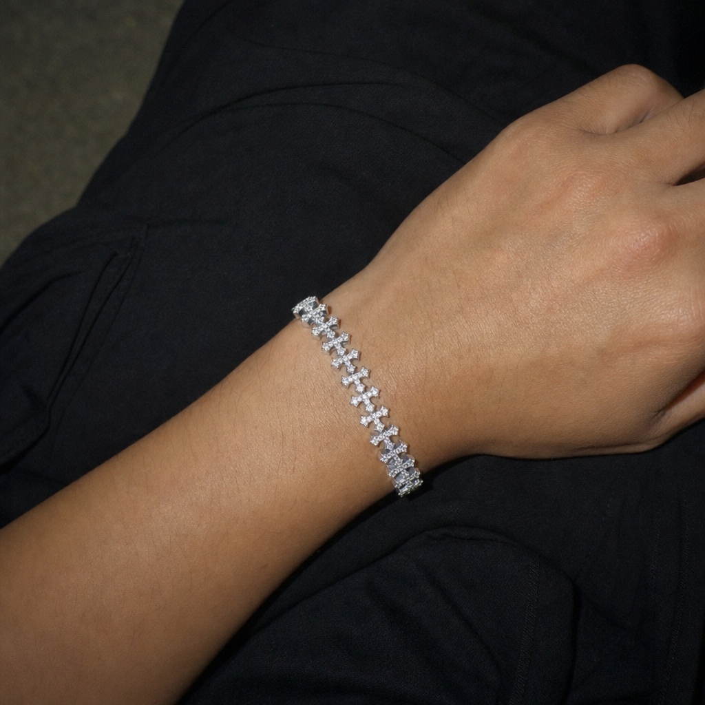 【Ice185】Chains Cross Braceletを着用したY2Kデジカメ風の自然なUGC画像