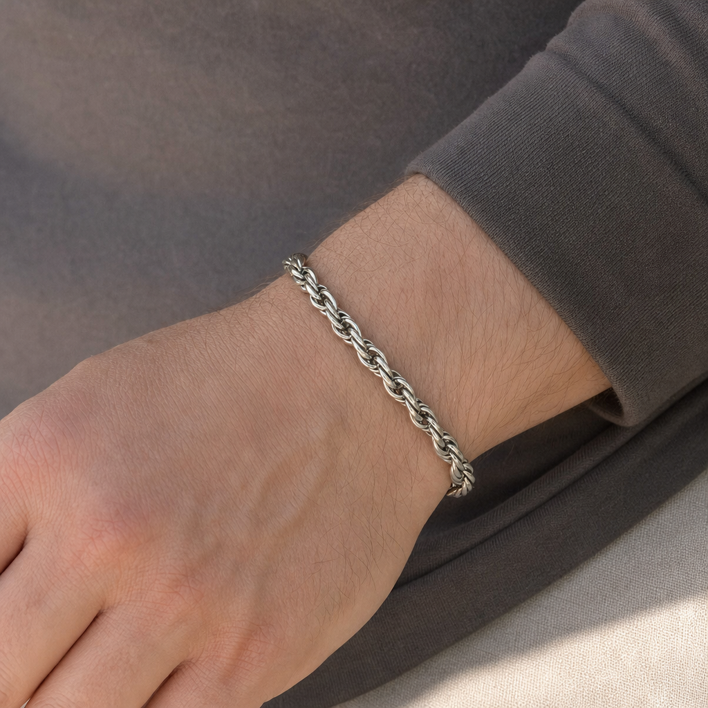 【Ice19】Twist Chain Braceletを着用した自然なUGC画像