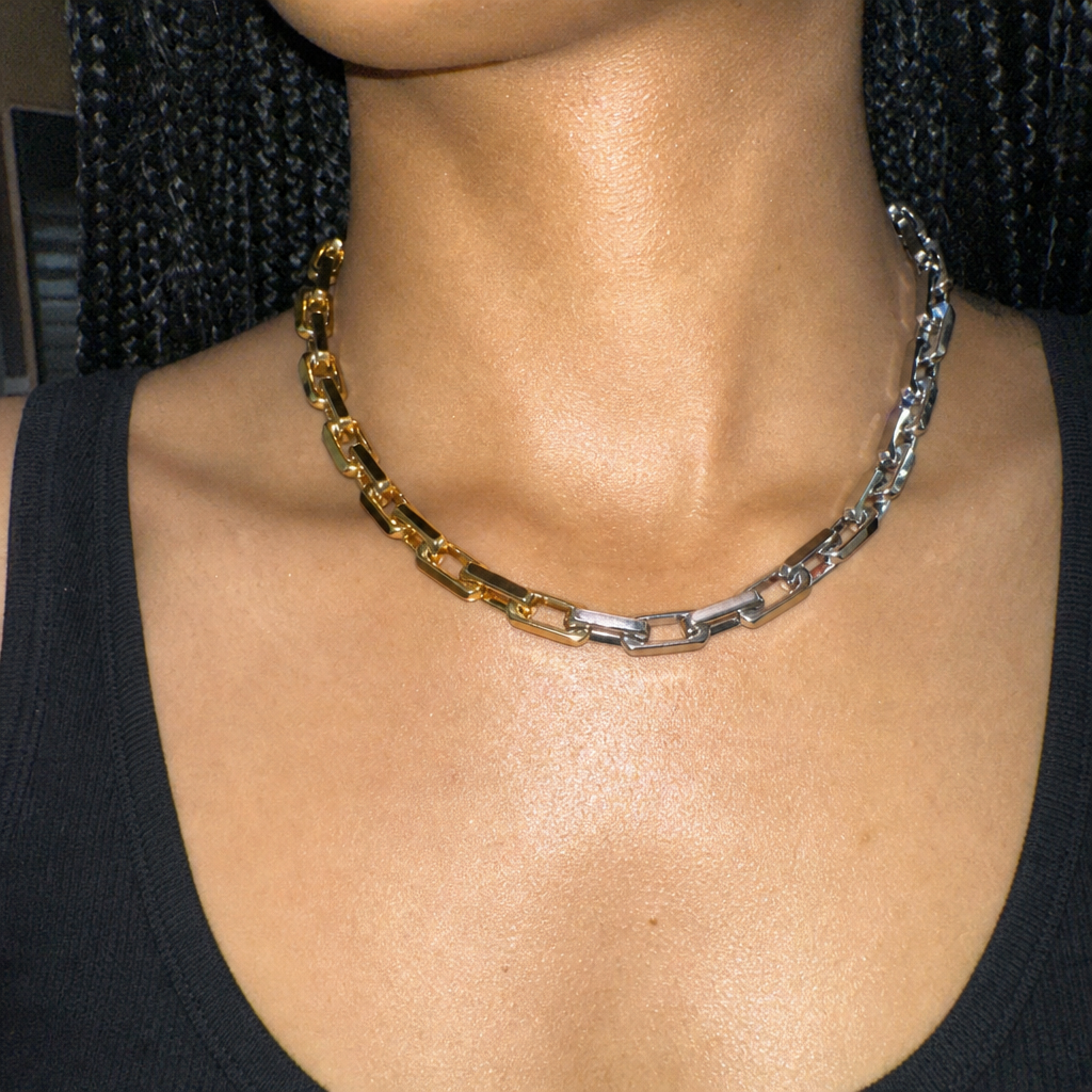 【Ice190】Evolve Box Chain Necklaceを着用したY2Kデジカメ風の自然なUGC画像