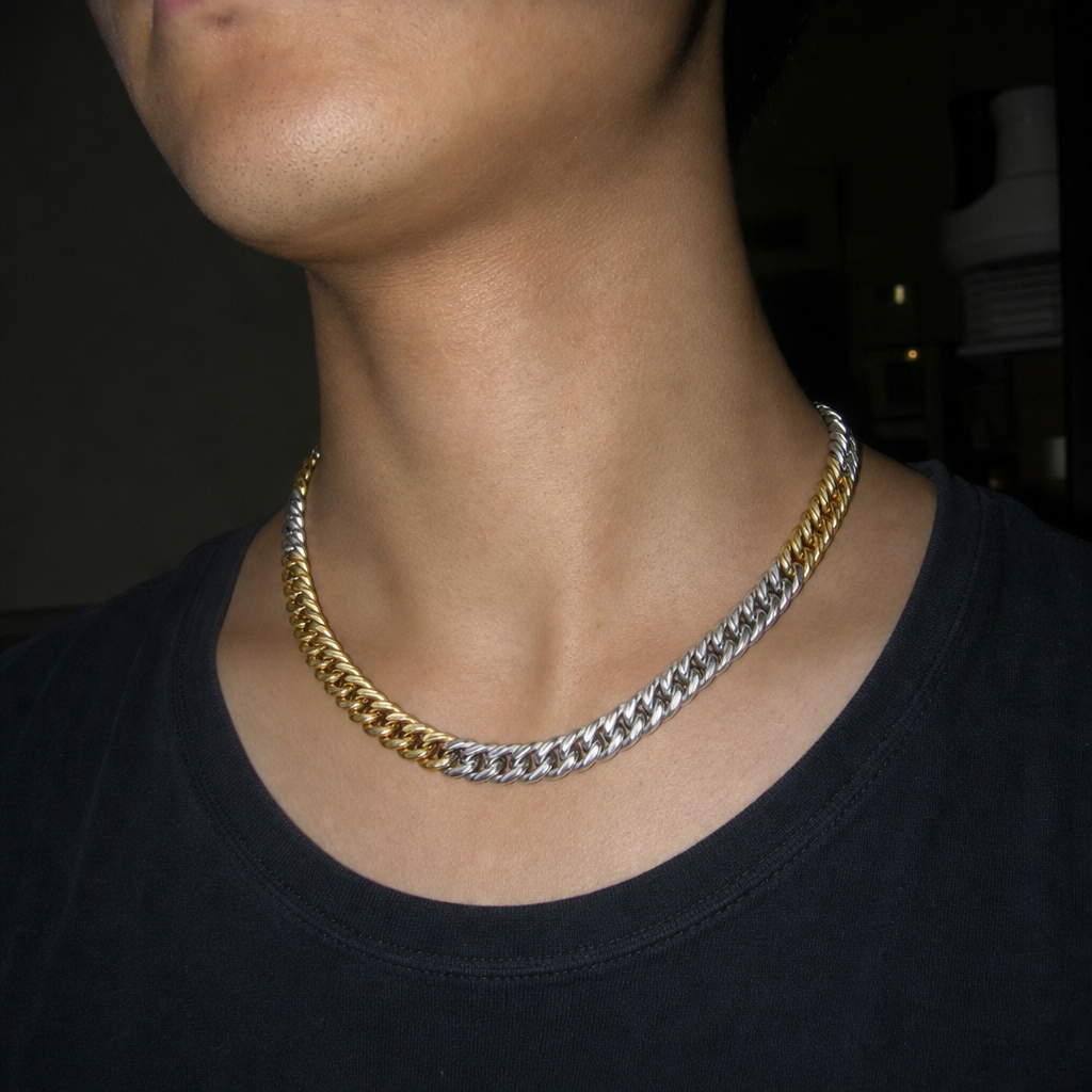 【Ice192】Dual Cuban Chain Necklaceを着用したY2Kデジカメ風の自然なUGC画像