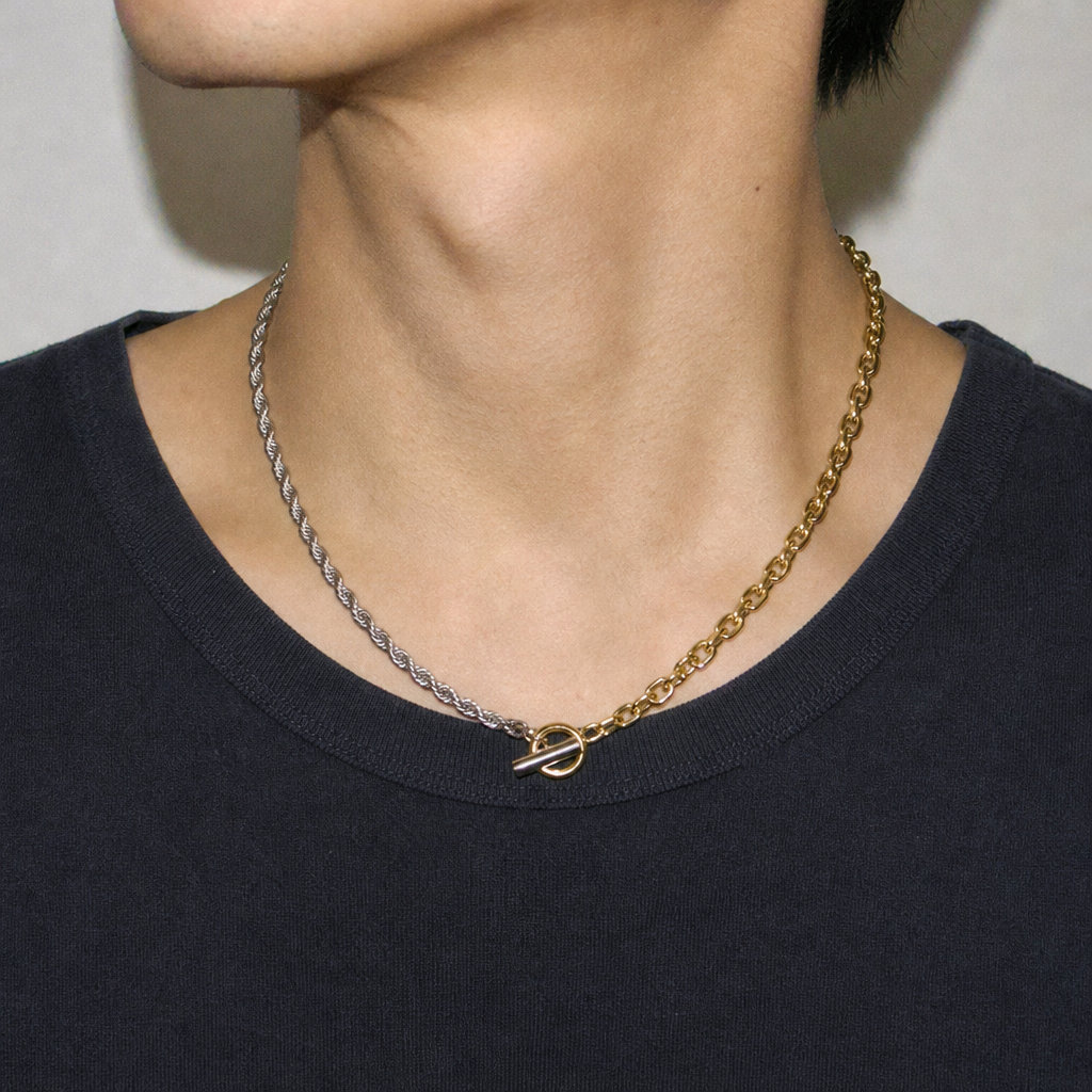 【Ice194】Bicolor Mantel Chain Necklaceを着用したY2Kデジカメ風の自然なUGC画像