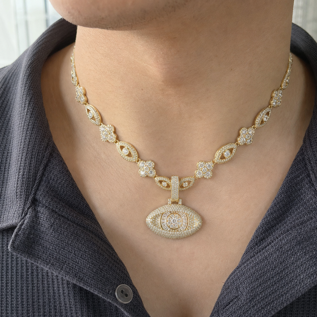 【Ice195】Luminous Eyes Pendantを着用した自然なUGC画像