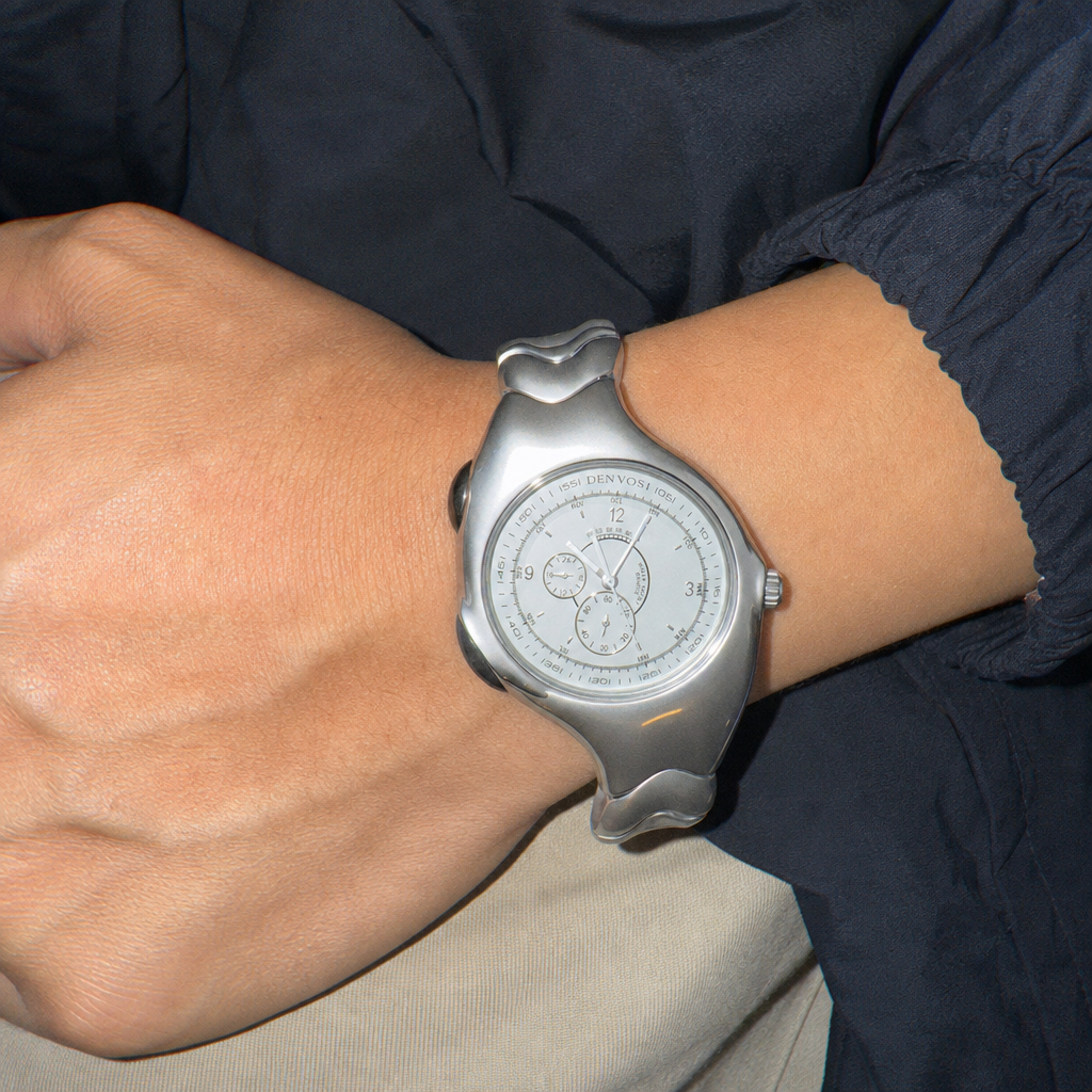 【Ice205】Liquid Helix Watchを着用したY2Kデジカメ風の自然なUGC画像