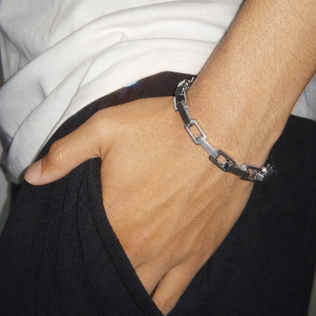 【Ice206】Evolve Box Chain Braceletを着用したY2Kデジカメ風の自然なUGC画像