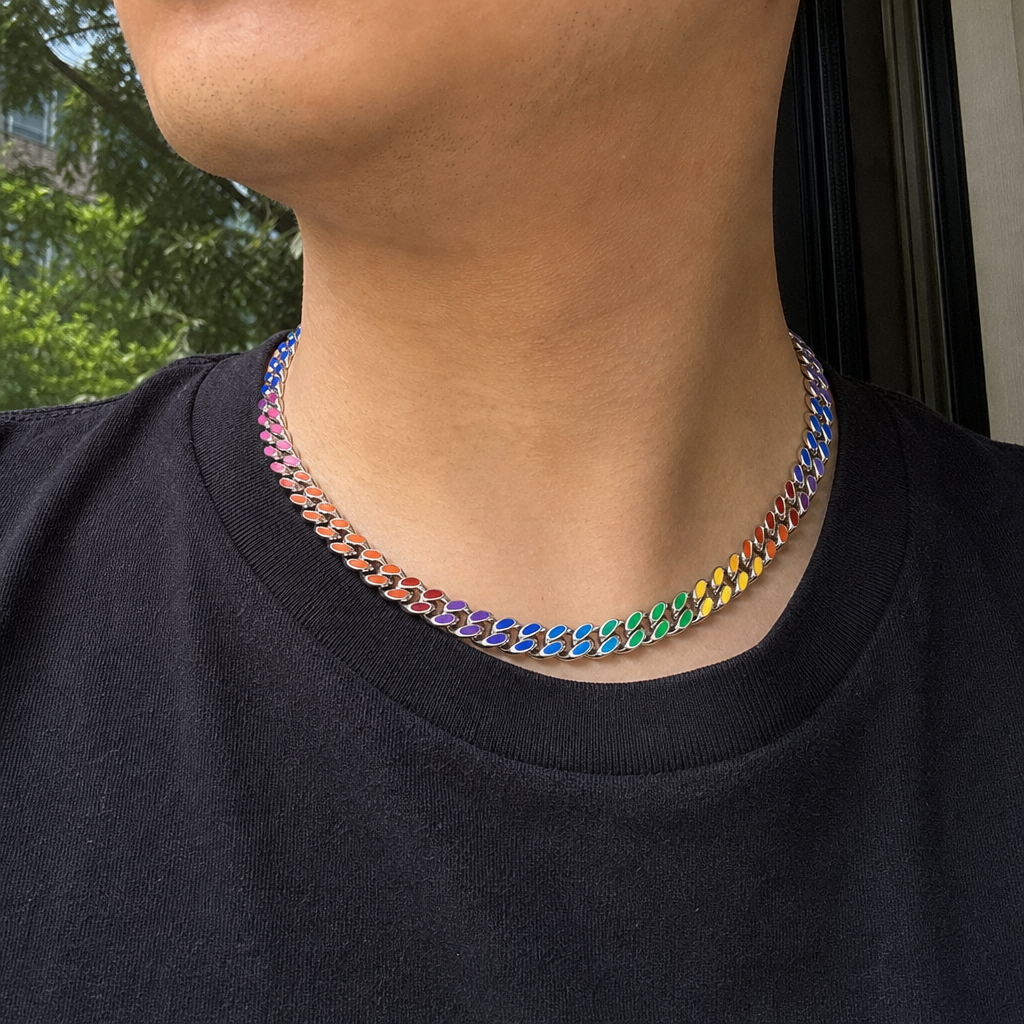 【Ice208】Colored Cuban Chain Necklaceを着用した自然なUGC画像