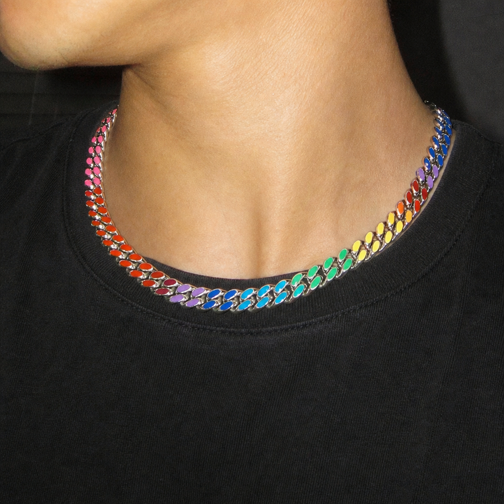 【Ice208】Colored Cuban Chain Necklaceを着用したY2Kデジカメ風の自然なUGC画像