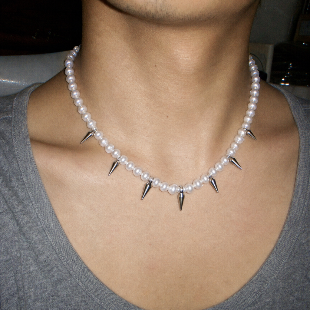【Ice210】Yzy Thorn Pearl Necklaceを着用したY2Kデジカメ風の自然なUGC画像