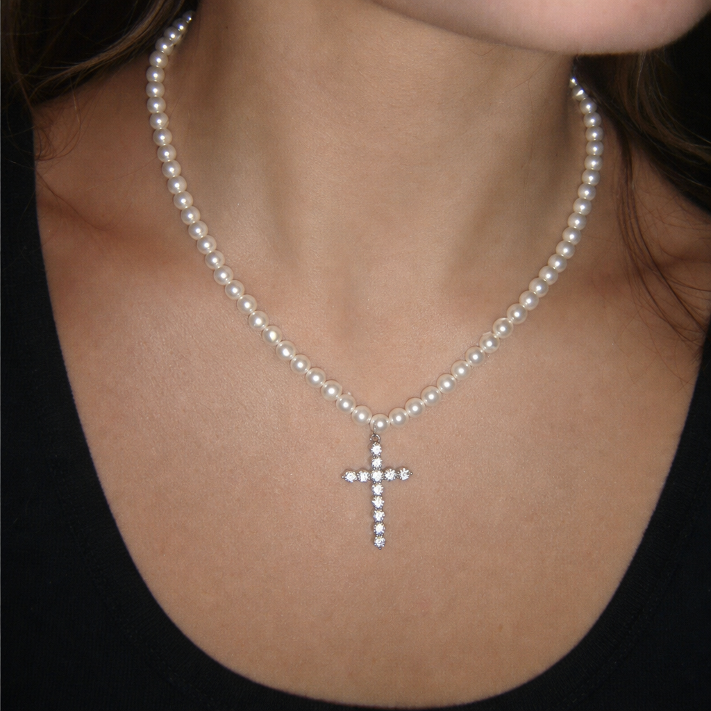 【Ice211】Ivory Cross Pearl Necklaceを着用したY2Kデジカメ風の自然なUGC画像