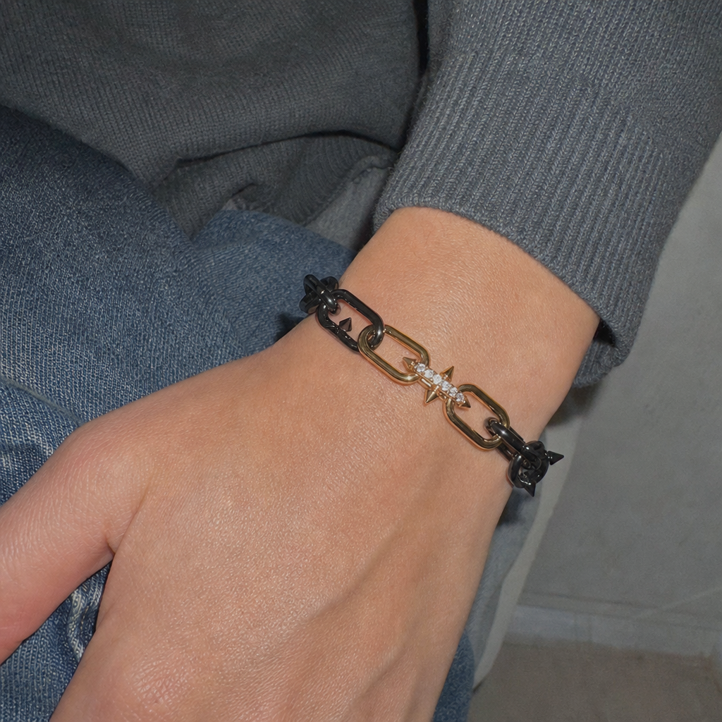 【Ice217】Barrel Link Chain Braceletを着用したY2Kデジカメ風の自然なUGC画像