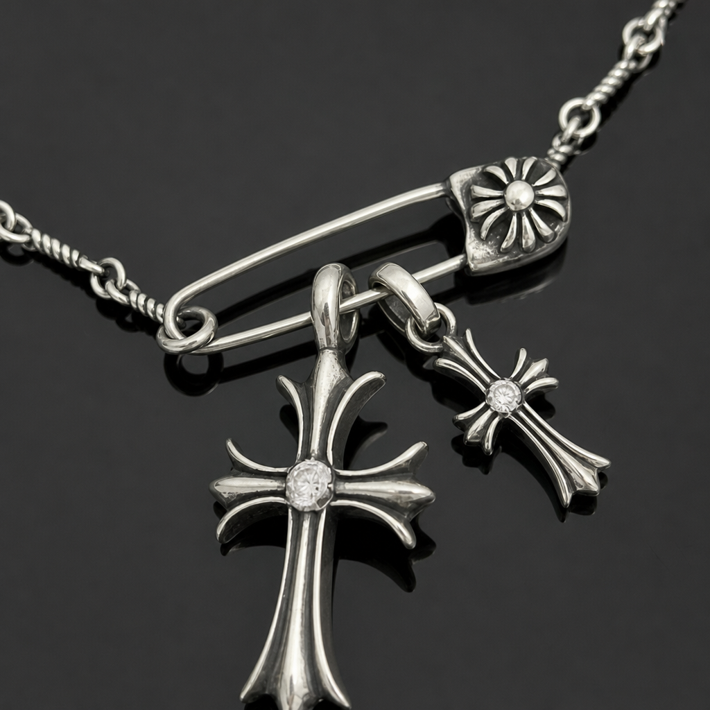 【Ice218】Luxury Cross Pin Necklace 石留め・留め具・細部が分かるディテール画像