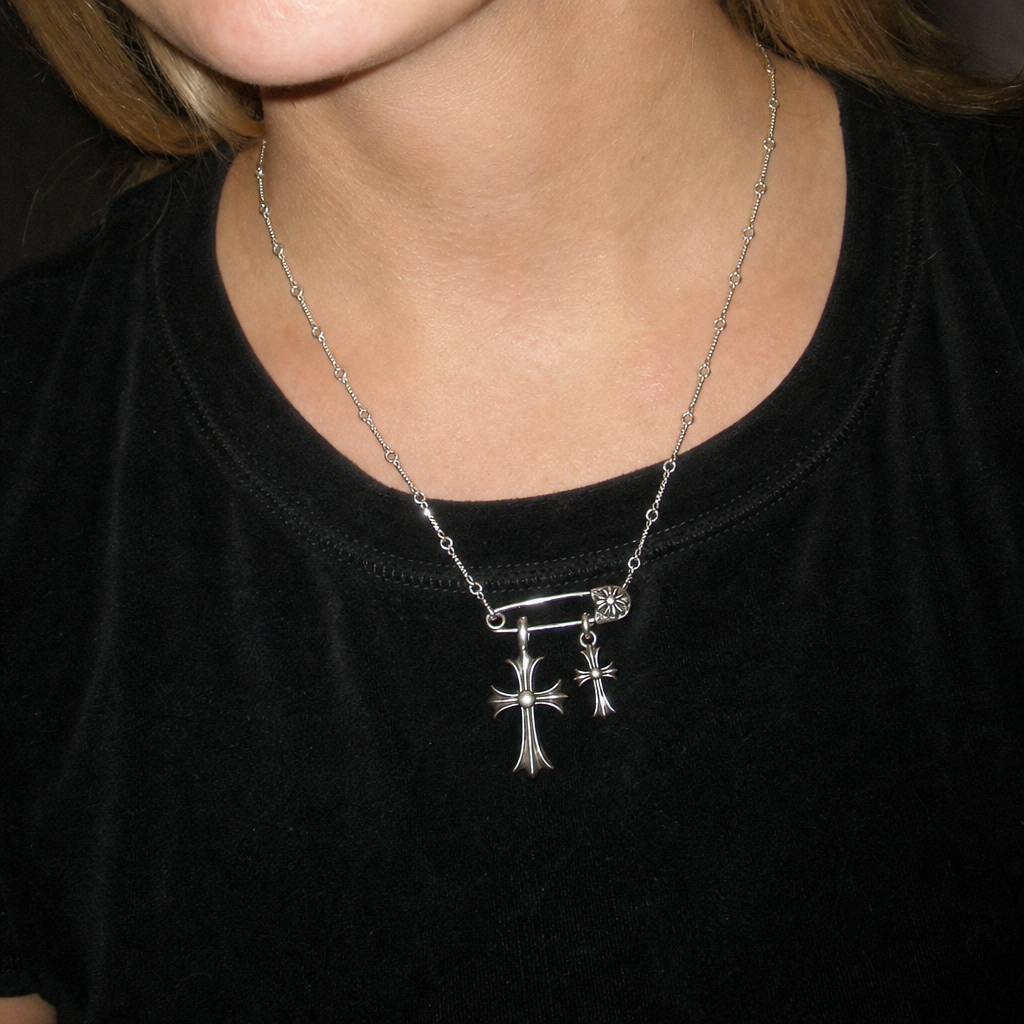 【Ice218】Luxury Cross Pin Necklaceを着用したY2Kデジカメ風の自然なUGC画像