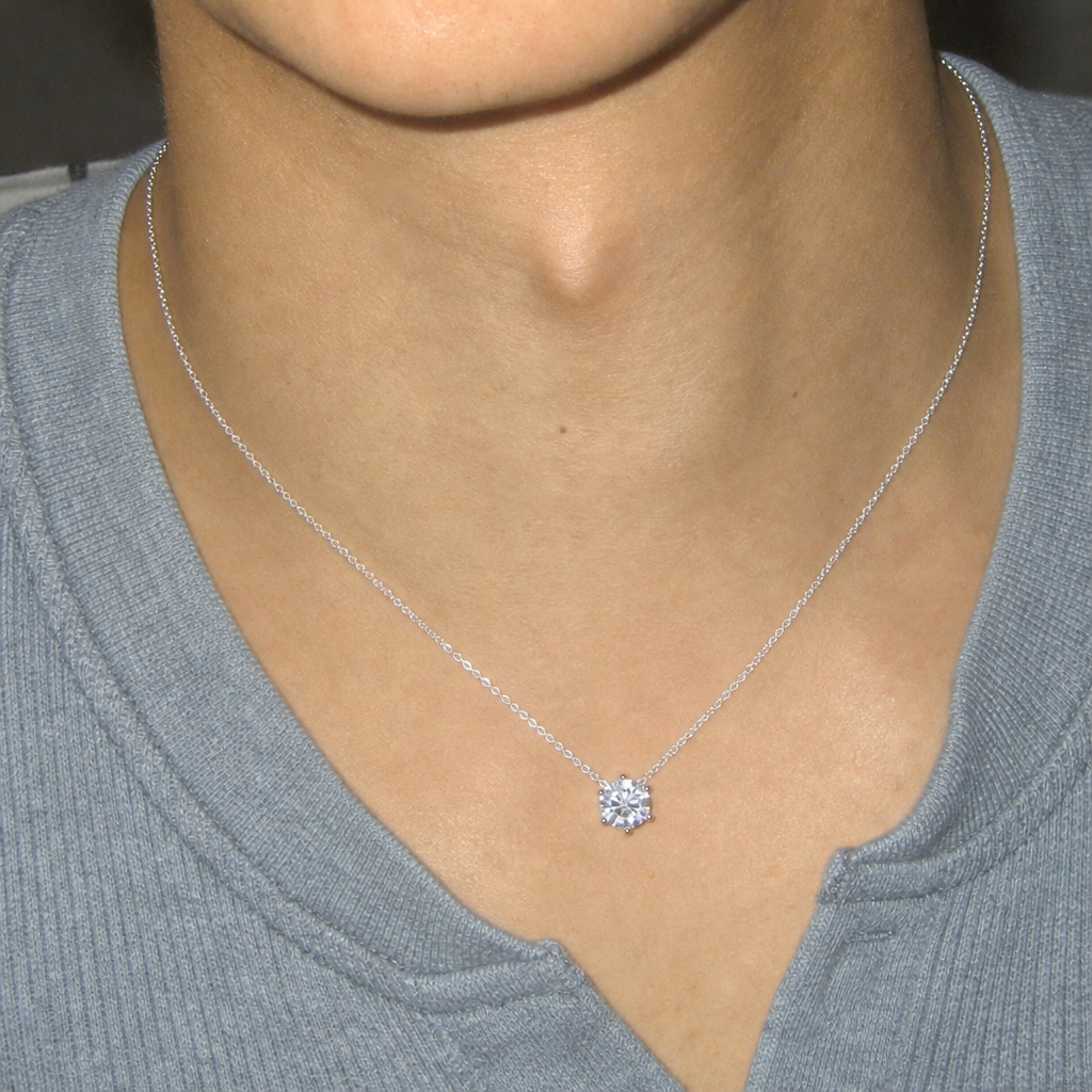 【Ice219】Venice Necklace【Moissanite】を着用したY2Kデジカメ風の自然なUGC画像