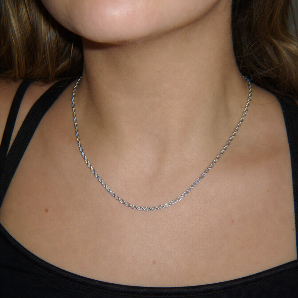 【Ice22】Rope Chain Necklaceを着用したY2Kデジカメ風の自然なUGC画像
