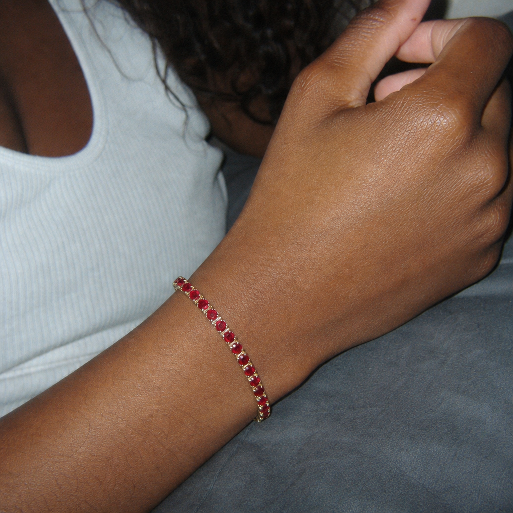 【Ice220】Red Tennis Chain Braceletを着用したY2Kデジカメ風の自然なUGC画像