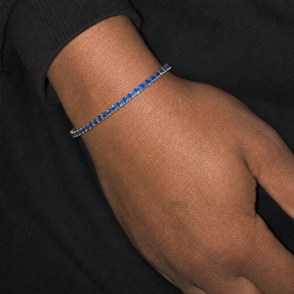 【Ice221】Blue Tennis Chain Braceletを着用したY2Kデジカメ風の自然なUGC画像