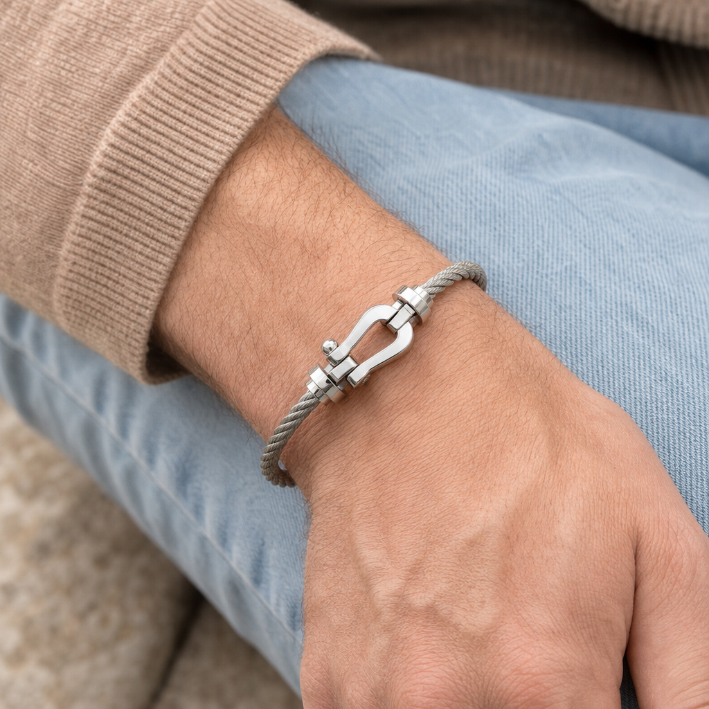 【Ice224】Luxury Form Braceletを着用した自然なUGC画像