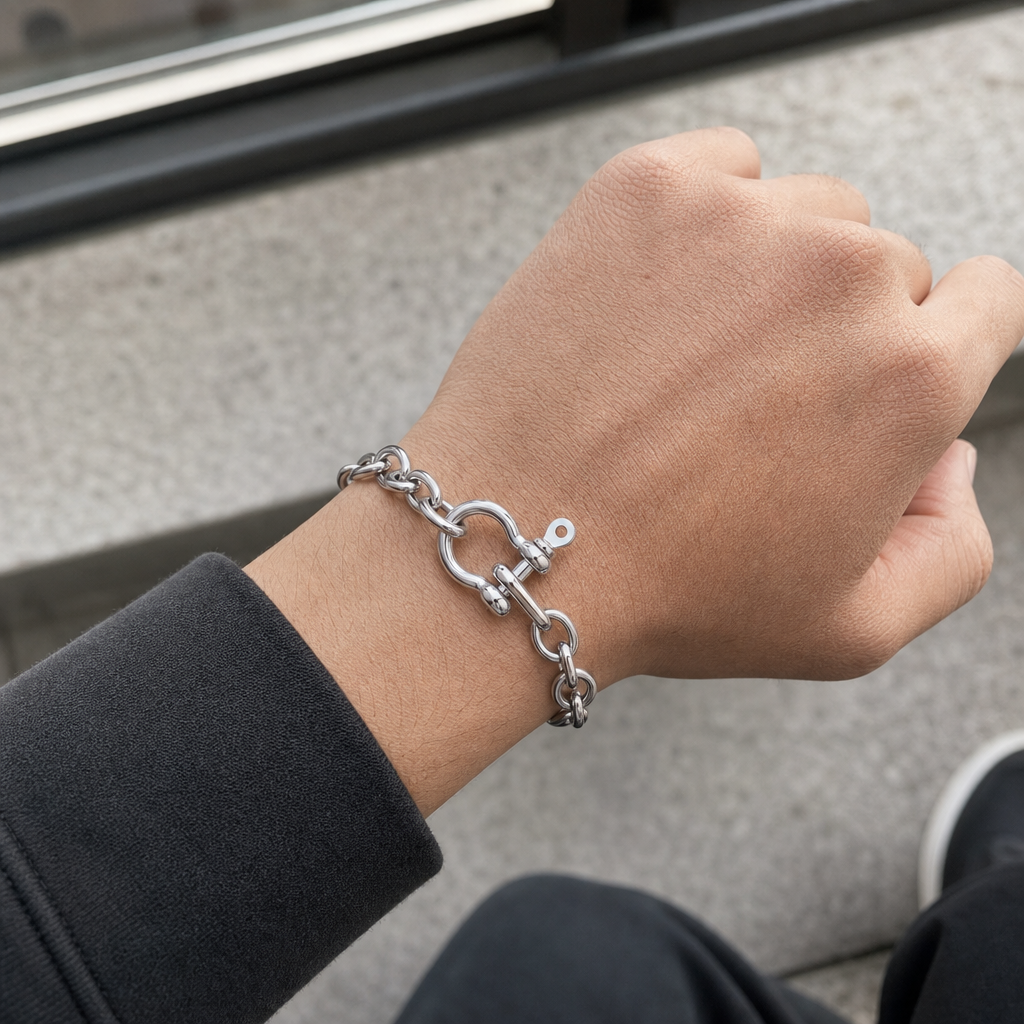 【Ice225】Horseshoe Chain Braceletを着用した自然なUGC画像