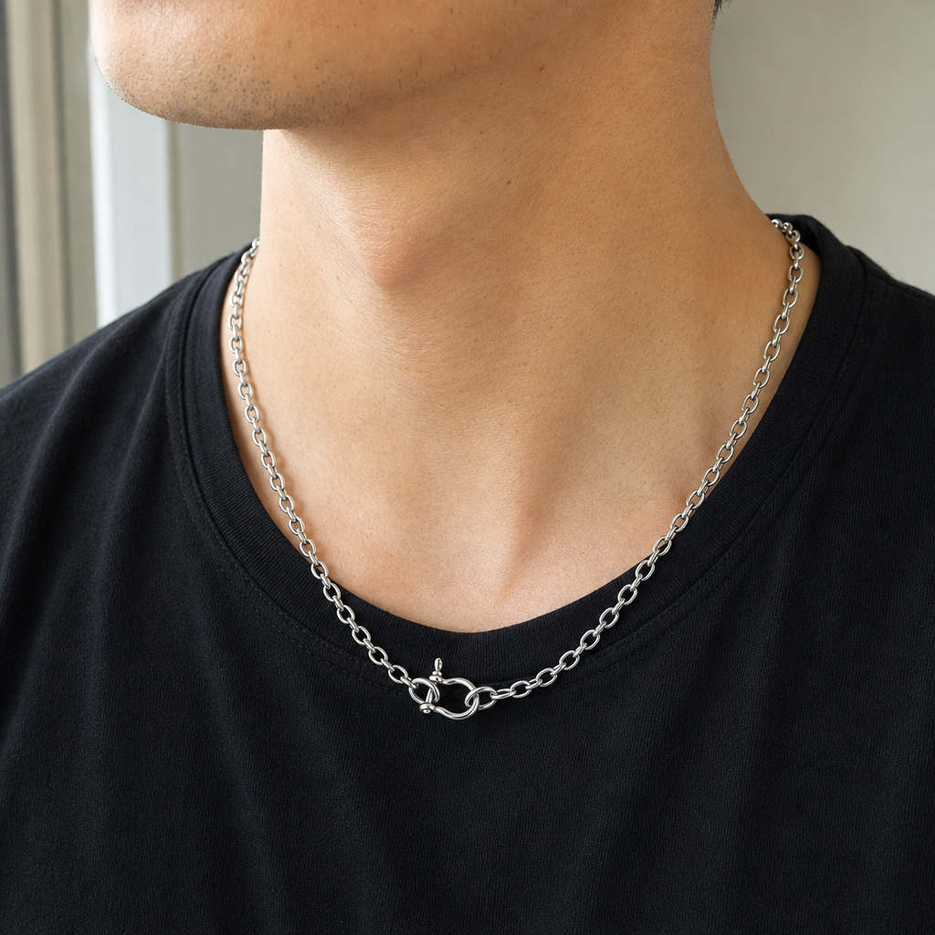 【Ice226】Horseshoe Chain Necklaceを着用した自然なUGC画像