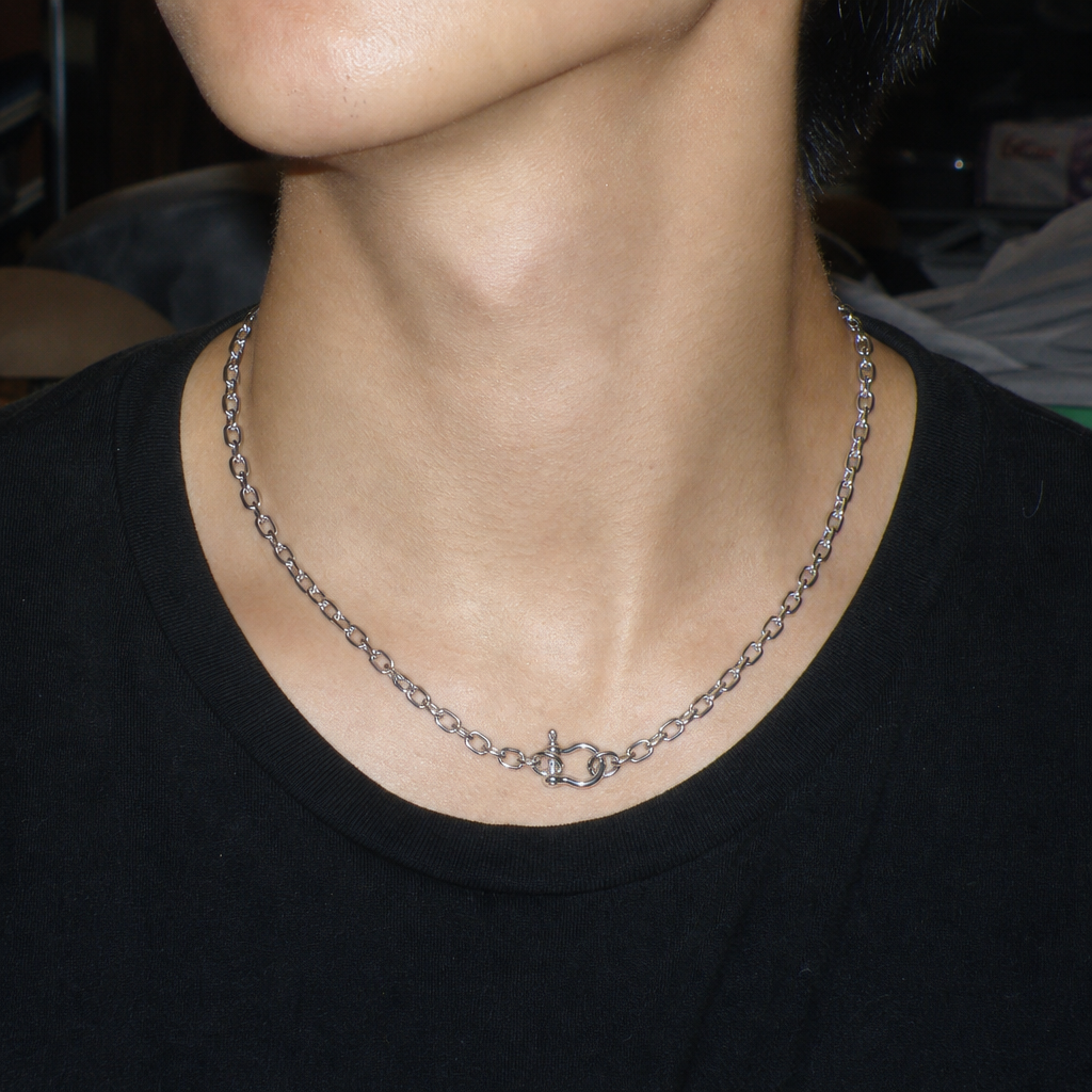 【Ice226】Horseshoe Chain Necklaceを着用したY2Kデジカメ風の自然なUGC画像