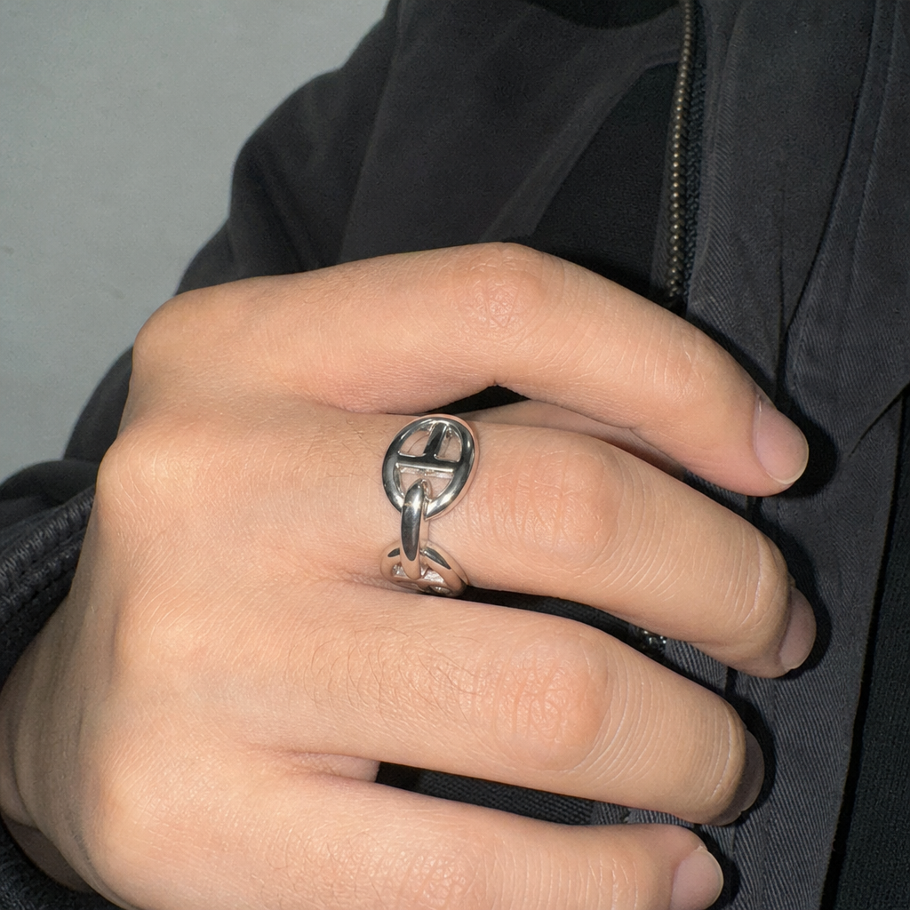 【Ice229】Anchor Chain Ringを着用したY2Kデジカメ風の自然なUGC画像