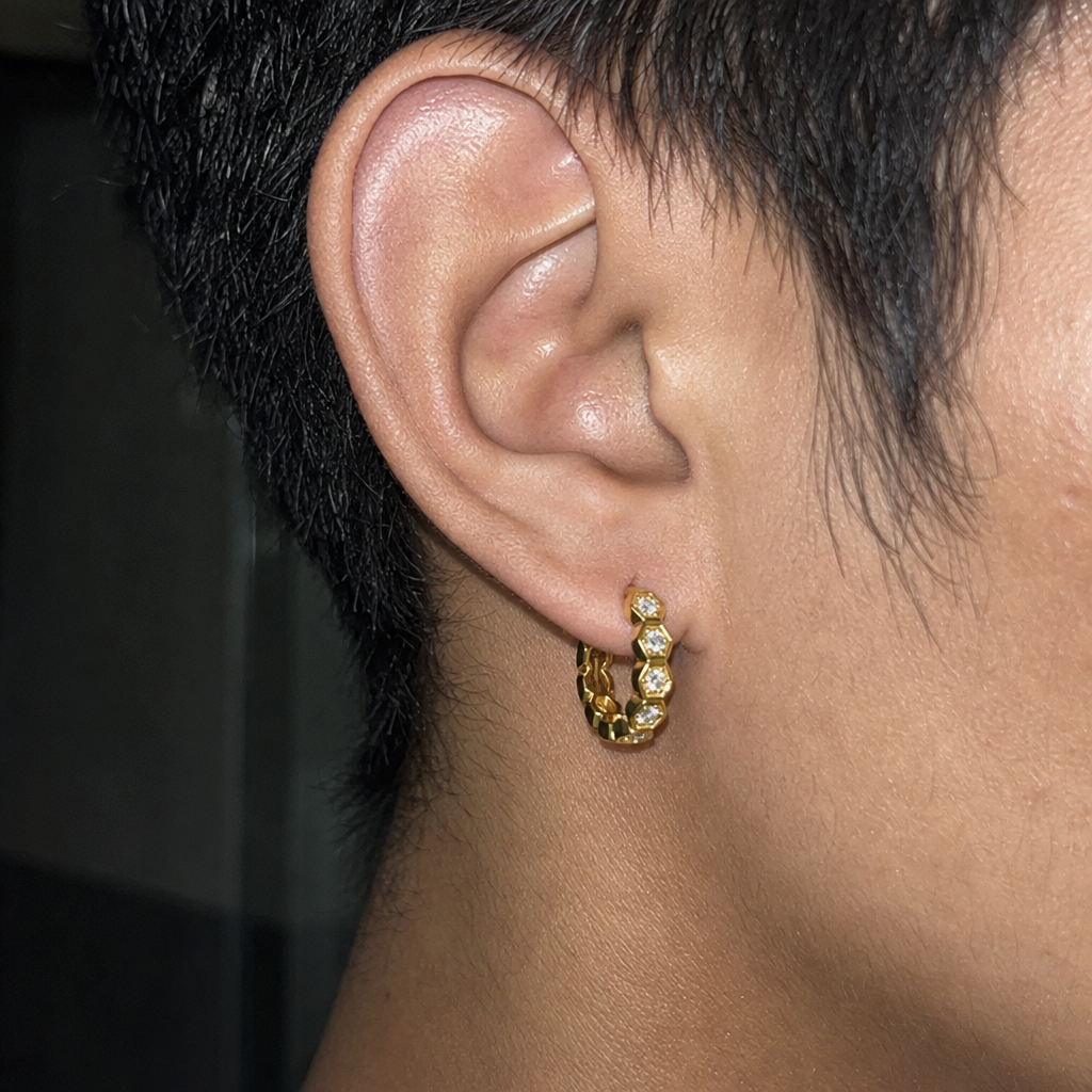 【Ice232】Honeycomb Hoop Pierceを着用したY2Kデジカメ風の自然なUGC画像