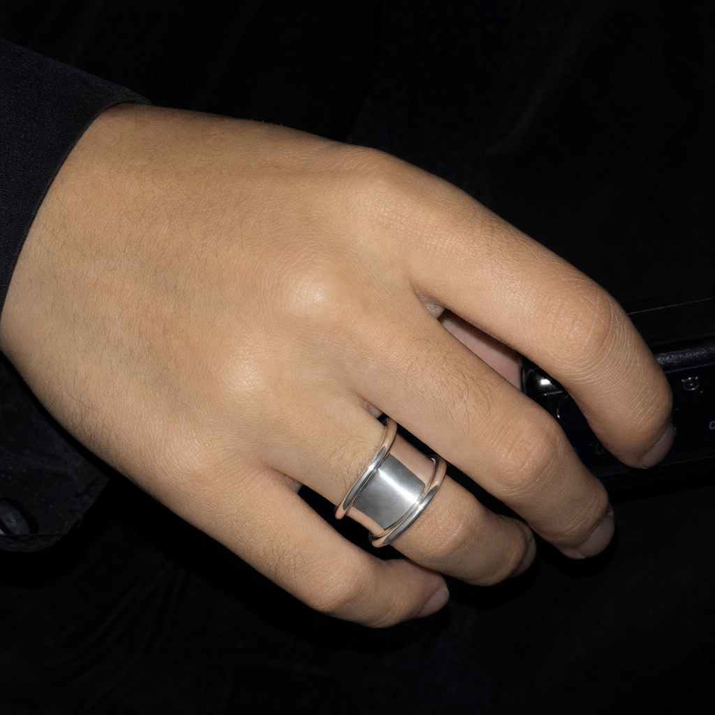 【Ice234】Fluid Cuff Ringを着用したY2Kデジカメ風の自然なUGC画像