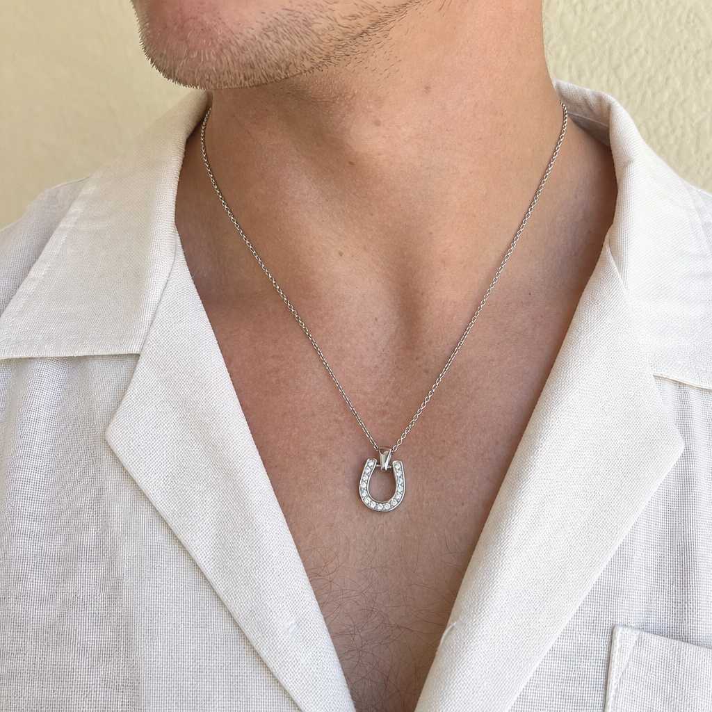 【Ice235】Horseshoe Pendant Necklaceを着用した自然なUGC画像