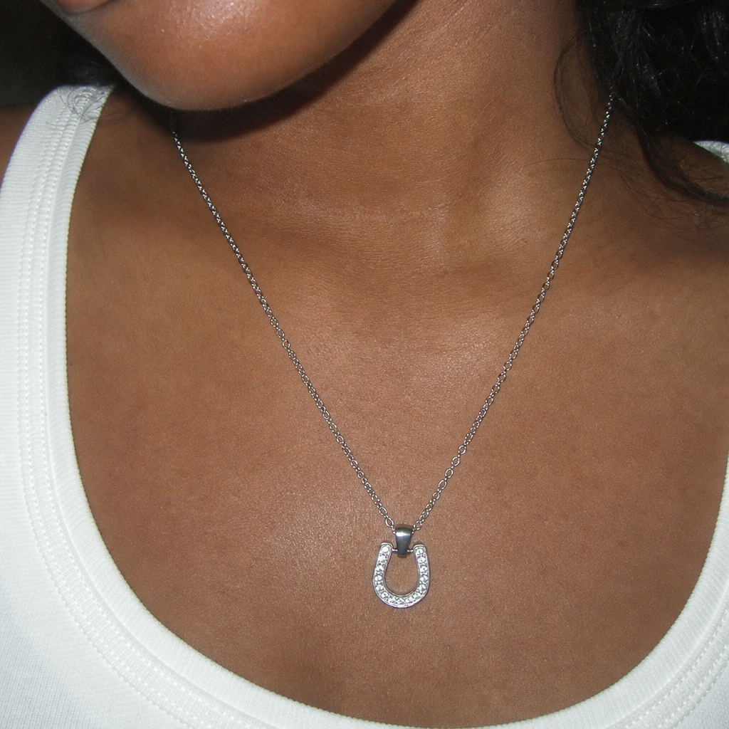 【Ice235】Horseshoe Pendant Necklaceを着用したY2Kデジカメ風の自然なUGC画像