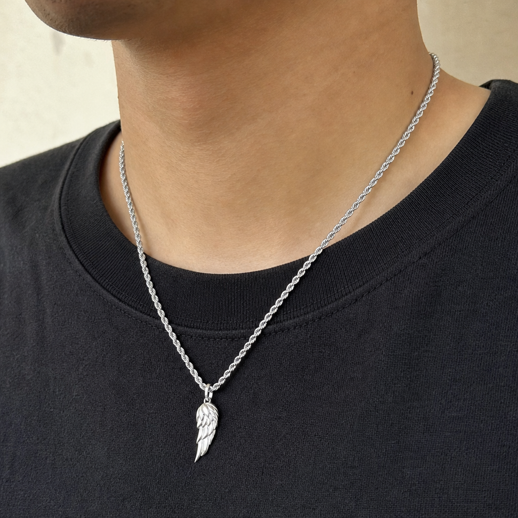 【Ice236】Feather Pendant Necklaceを着用した自然なUGC画像
