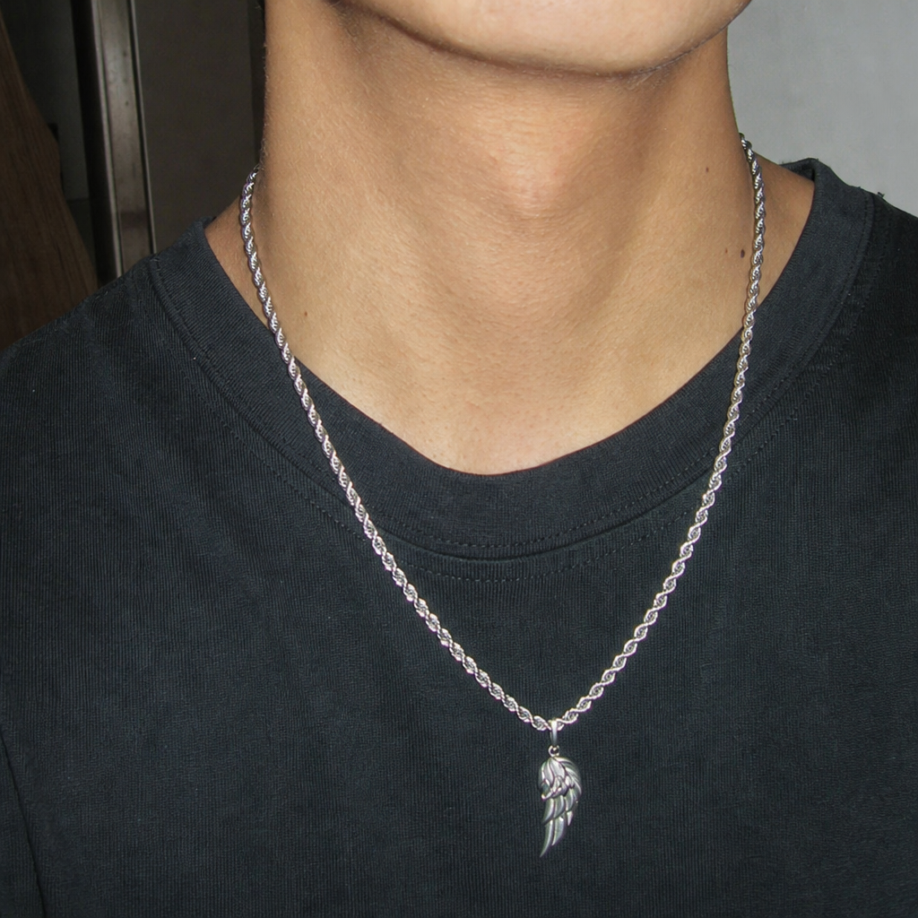 【Ice236】Feather Pendant Necklaceを着用したY2Kデジカメ風の自然なUGC画像