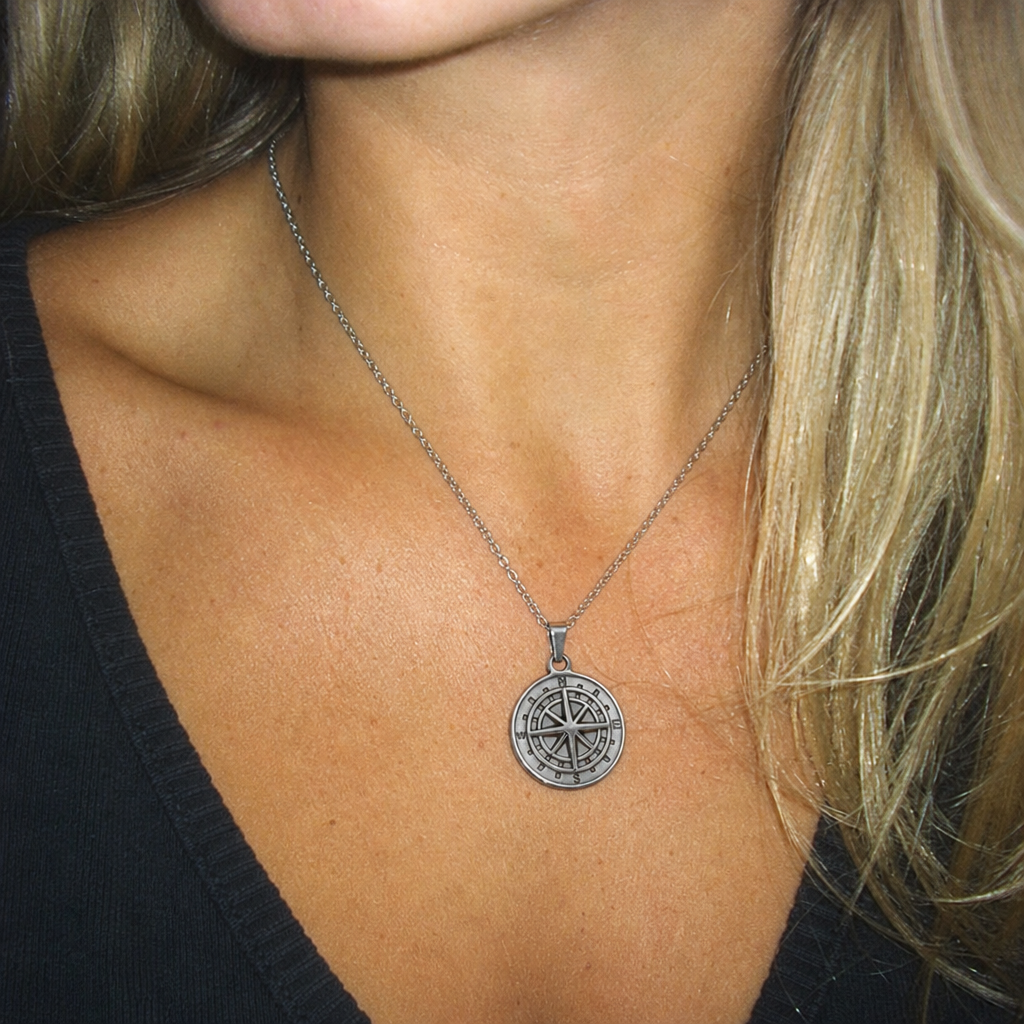 【Ice237】Compass Pendant Necklaceを着用したY2Kデジカメ風の自然なUGC画像
