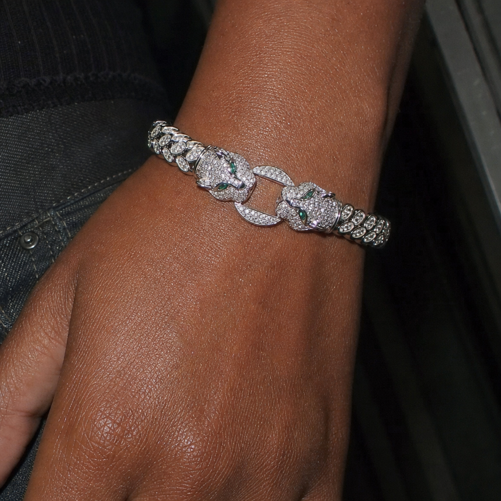 【Ice239】Panther Link Braceletを着用したY2Kデジカメ風の自然なUGC画像
