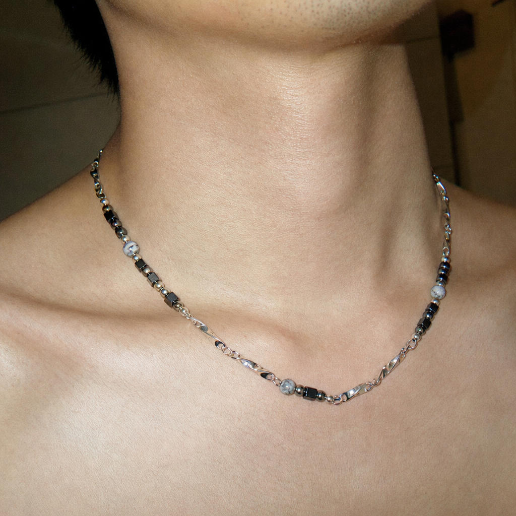 【Ice252】Module Necklace【S925】を着用したY2Kデジカメ風の自然なUGC画像