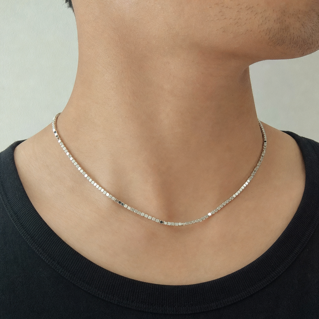 【Ice253】Cube Necklace【S925】を着用した自然なUGC画像