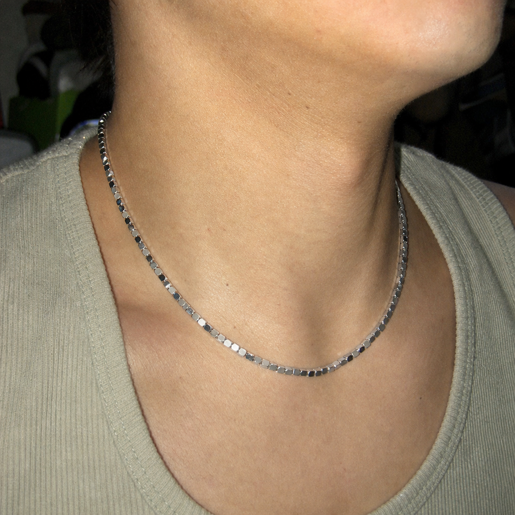 【Ice253】Cube Necklace【S925】を着用したY2Kデジカメ風の自然なUGC画像